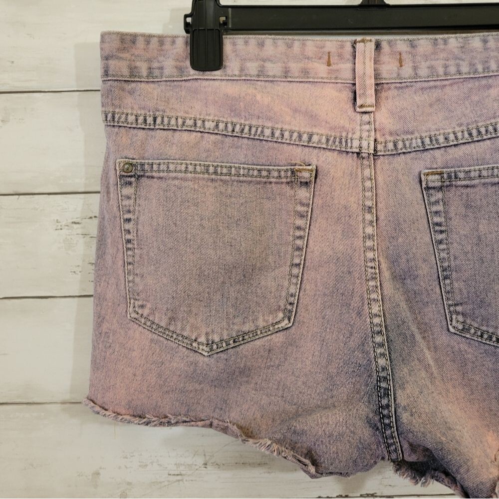 Free People Pink Acid Wash Black Distressed Thrashed Jean Shorts Size 31 - Picture 6 of 10